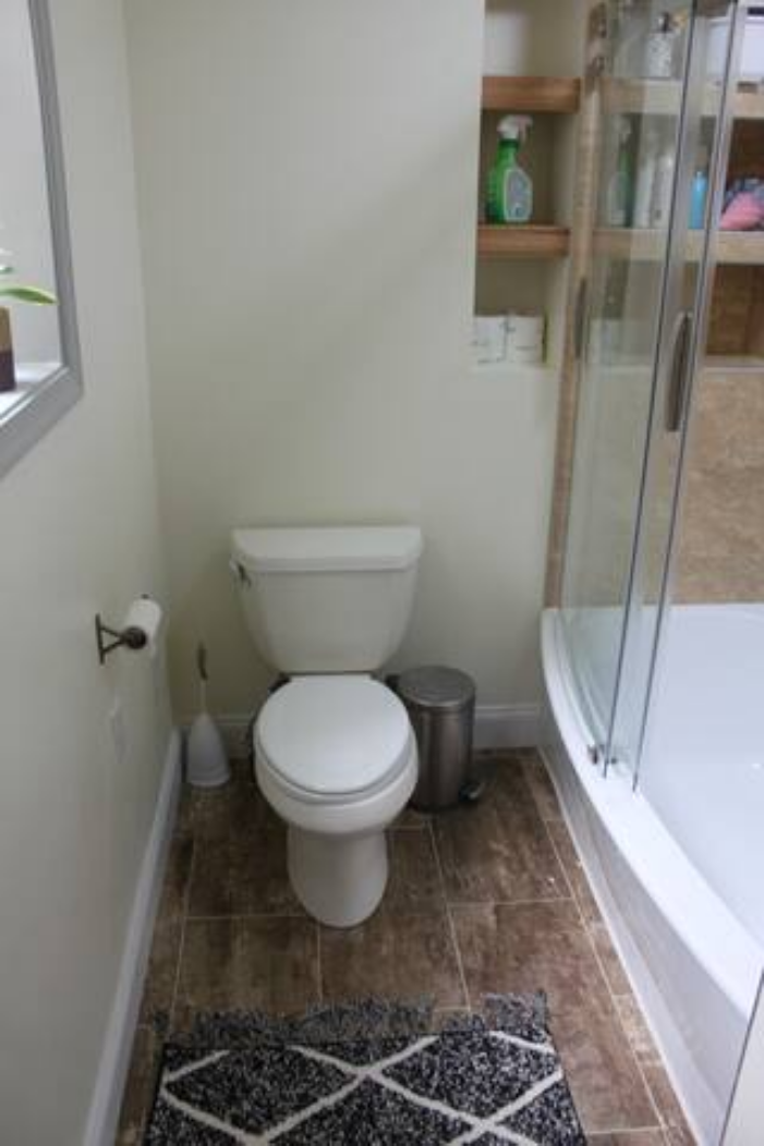 Bathroom Toilet & Tub